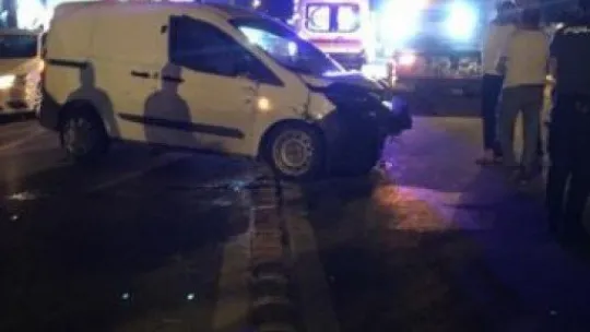 Kocaeli'de iki araç kafa kafaya çarpıştı!