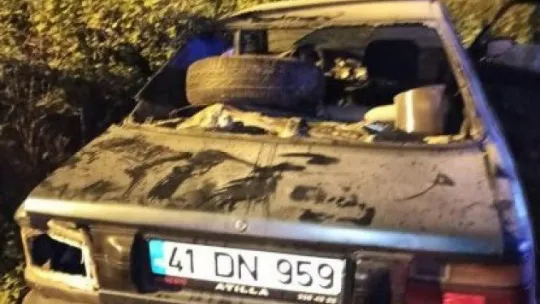Kocaeli'de iki araç kafa kafaya çarpıştı!