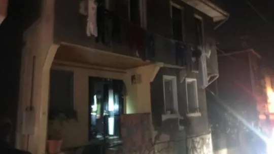 Kocaeli'de iki katlı ahşap ev yandı!