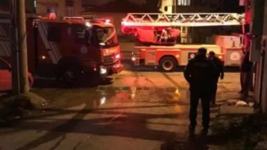 Kocaeli'de iki katlı ahşap ev yandı!