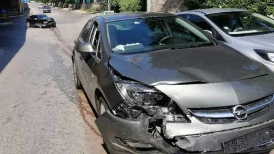 Kocaeli'de iki otomobil çarpıştı: 2 yaralı