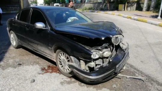 Kocaeli'de iki otomobil çarpıştı: 2 yaralı
