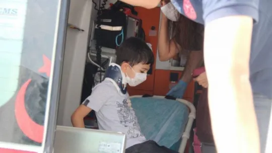 Kocaeli'de iki otomobil çarpıştı: 1'i çocuk 2 yaralı