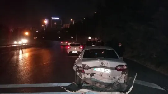 Kocaeli'de iki otomobil çarpıştı: 2 yaralı