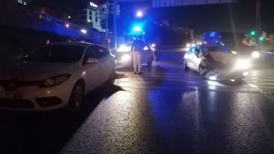 Kocaeli'de iki otomobil çarpıştı: 2 yaralı