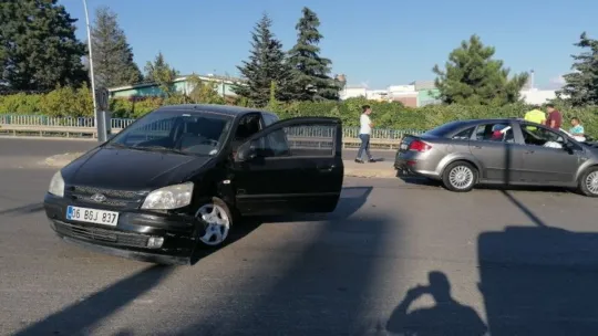 Kocaeli'de iki otomobil çarpıştı: 1 yaralı!