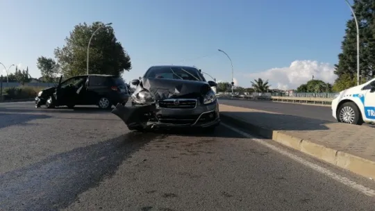 Kocaeli'de iki otomobil çarpıştı: 1 yaralı!