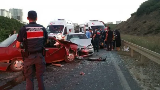 Kocaeli'de iki otomobil kafa kafaya çarpıştı: 6 yaralı!