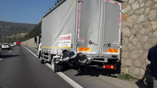 Kocaeli'de iki otomobil tır ile çarpıştı: 1 ölü, 3 yaralı