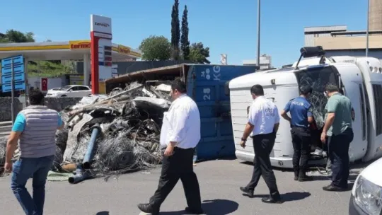 Kocaeli'de kamyon devrildi! 1 yaralı!