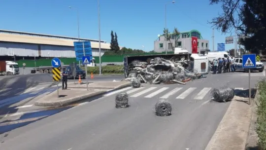 Kocaeli'de kamyon devrildi! 1 yaralı!