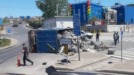 Kocaeli'de kamyon devrildi! 1 yaralı!
