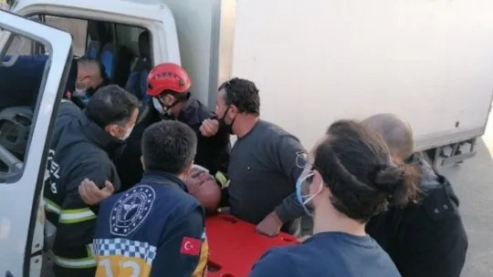 Kocaeli'de kamyon ile kamyonet çarpıştı: 1 yaralı!