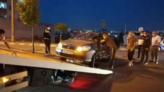 Kocaeli'de kavşakta iki otomobil çarpıştı: 4 yaralı!