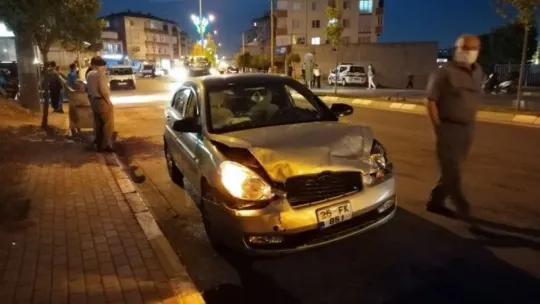Kocaeli'de kavşakta iki otomobil çarpıştı: 4 yaralı!
