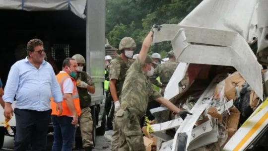 Kocaeli'de kaza sonrası kapanan TEM Otoyolu 3 saat sonra trafiğe açıldı