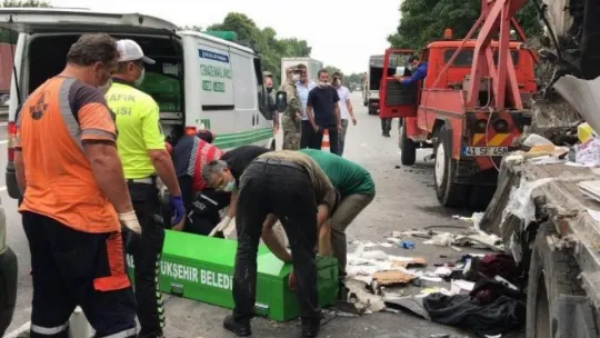 Kocaeli'de kaza sonrası kapanan TEM Otoyolu 3 saat sonra trafiğe açıldı