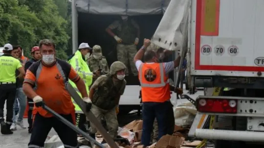Kocaeli'de kaza sonrası kapanan TEM Otoyolu 3 saat sonra trafiğe açıldı