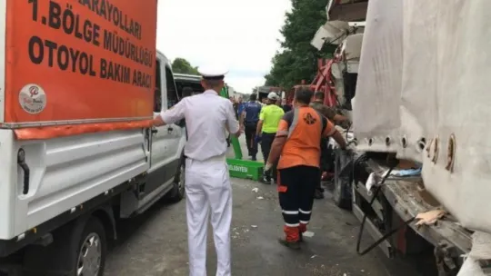 Kocaeli'de kaza sonrası kapanan TEM Otoyolu 3 saat sonra trafiğe açıldı