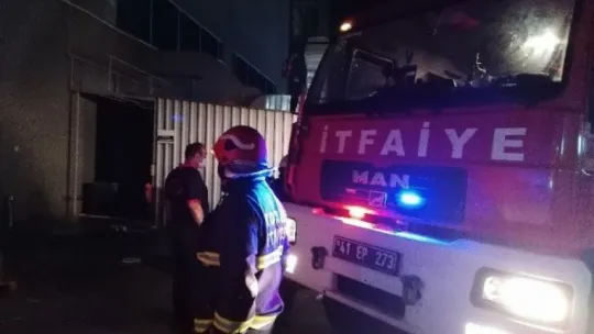 Kocaeli'de korkutan fabrika yangını, 4 kişi dumandan etkilendi