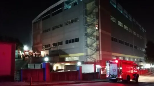 Kocaeli'de korkutan fabrika yangını, 4 kişi dumandan etkilendi