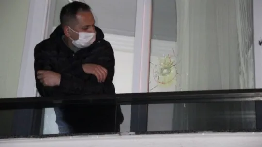Kocaeli'de lokalde atılan kurşunlar yemek yiyen ailenin evine isabet etti!
