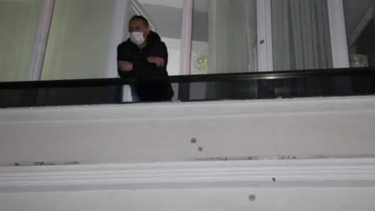 Kocaeli'de lokalde atılan kurşunlar yemek yiyen ailenin evine isabet etti!