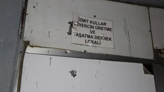 Kocaeli'de lokalde atılan kurşunlar yemek yiyen ailenin evine isabet etti!