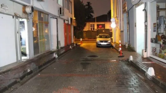 Kocaeli'de lokalde atılan kurşunlar yemek yiyen ailenin evine isabet etti!
