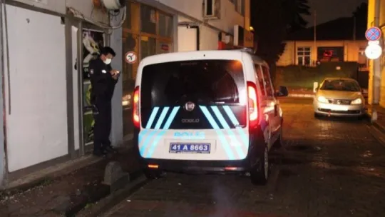 Kocaeli'de lokalde atılan kurşunlar yemek yiyen ailenin evine isabet etti!