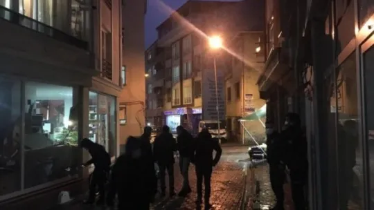 Kocaeli'de lokalde atılan kurşunlar yemek yiyen ailenin evine isabet etti!