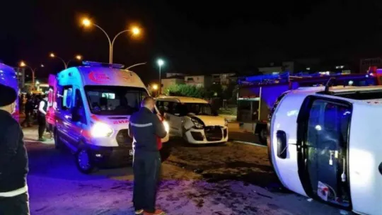 Kocaeli'de minibüs devrildi: 6 yaralı!