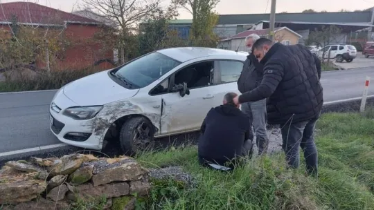 Kocaeli'de minibüs ile otomobil çarpıştı