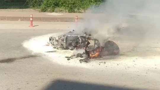 Kocaeli'de motosiklet alev alev yandı! 1 yaralı!