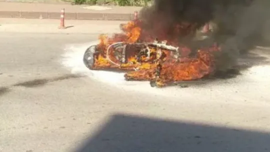 Kocaeli'de motosiklet alev alev yandı! 1 yaralı!