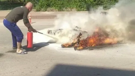 Kocaeli'de motosiklet alev alev yandı! 1 yaralı!