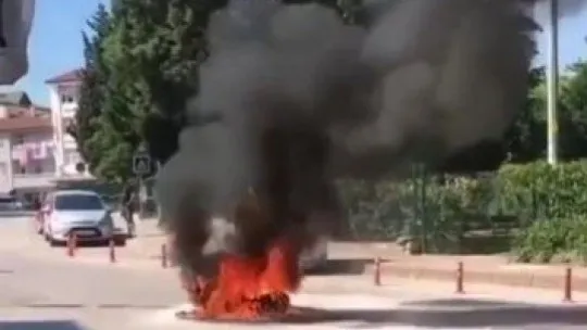 Kocaeli'de motosiklet alev alev yandı! 1 yaralı!