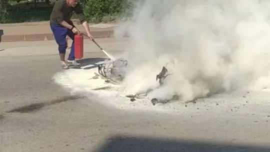 Kocaeli'de motosiklet alev alev yandı! 1 yaralı!