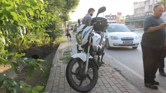 Kocaeli'de motosiklet devrildi: 2 yaralı!