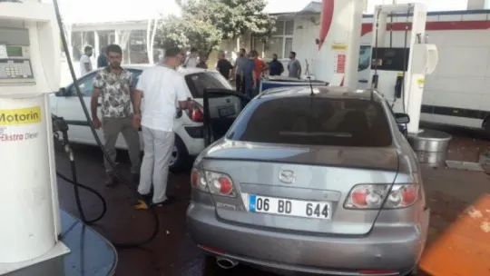 Kocaeli'de otomobil akaryakıt istasyonuna daldı!