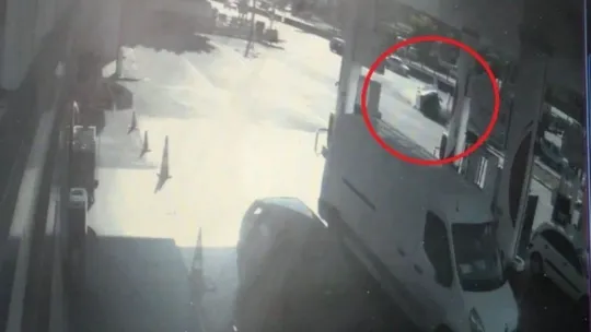 Kocaeli'de otomobil akaryakıt istasyonuna daldı!