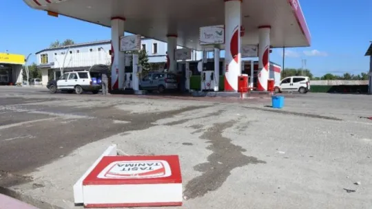 Kocaeli'de otomobil akaryakıt istasyonuna daldı!