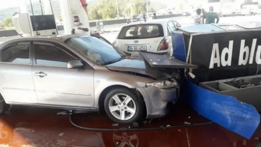 Kocaeli'de otomobil akaryakıt istasyonuna daldı!