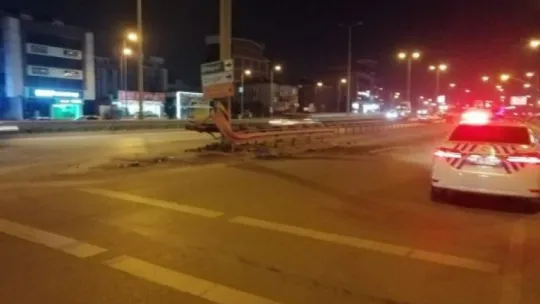 Kocaeli'de otomobil bariyere saplandı: 1 yaralı!