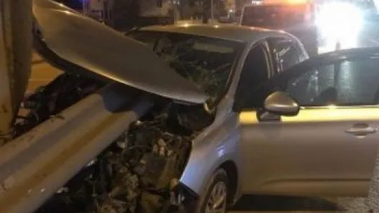 Kocaeli'de otomobil bariyere saplandı: 1 yaralı!