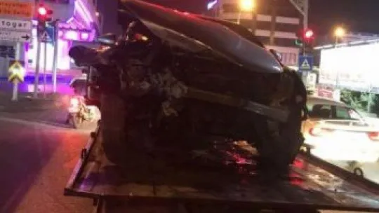 Kocaeli'de otomobil bariyere saplandı: 1 yaralı!