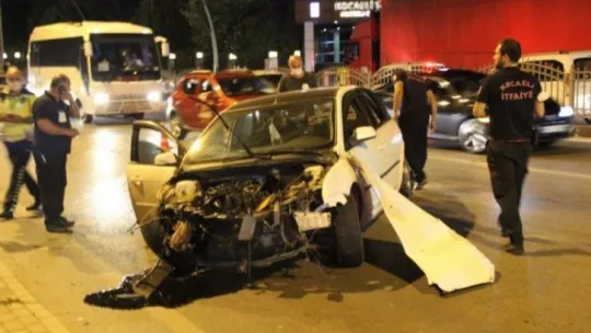 Kocaeli'de otomobil bariyerlere çarptı: 1 yaralı!