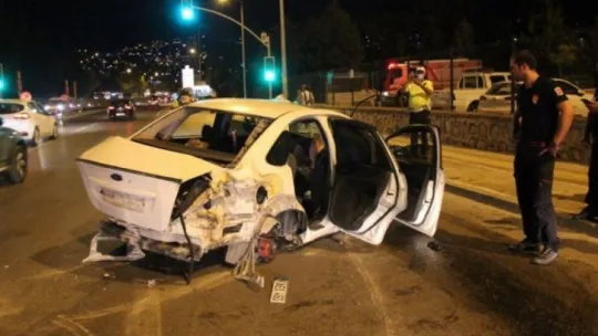 Kocaeli'de otomobil bariyerlere çarptı: 1 yaralı!