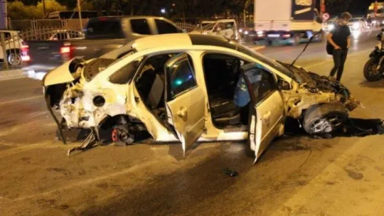 Kocaeli'de otomobil bariyerlere çarptı: 1 yaralı!