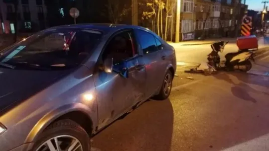 Kocaeli'de otomobil ile çarpışan motosikletli yaralandı!